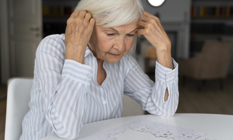 Détection précoce de l'Alzheimer : comprendre les 10 signes révélateurs chez les individus de moins de 65 ans