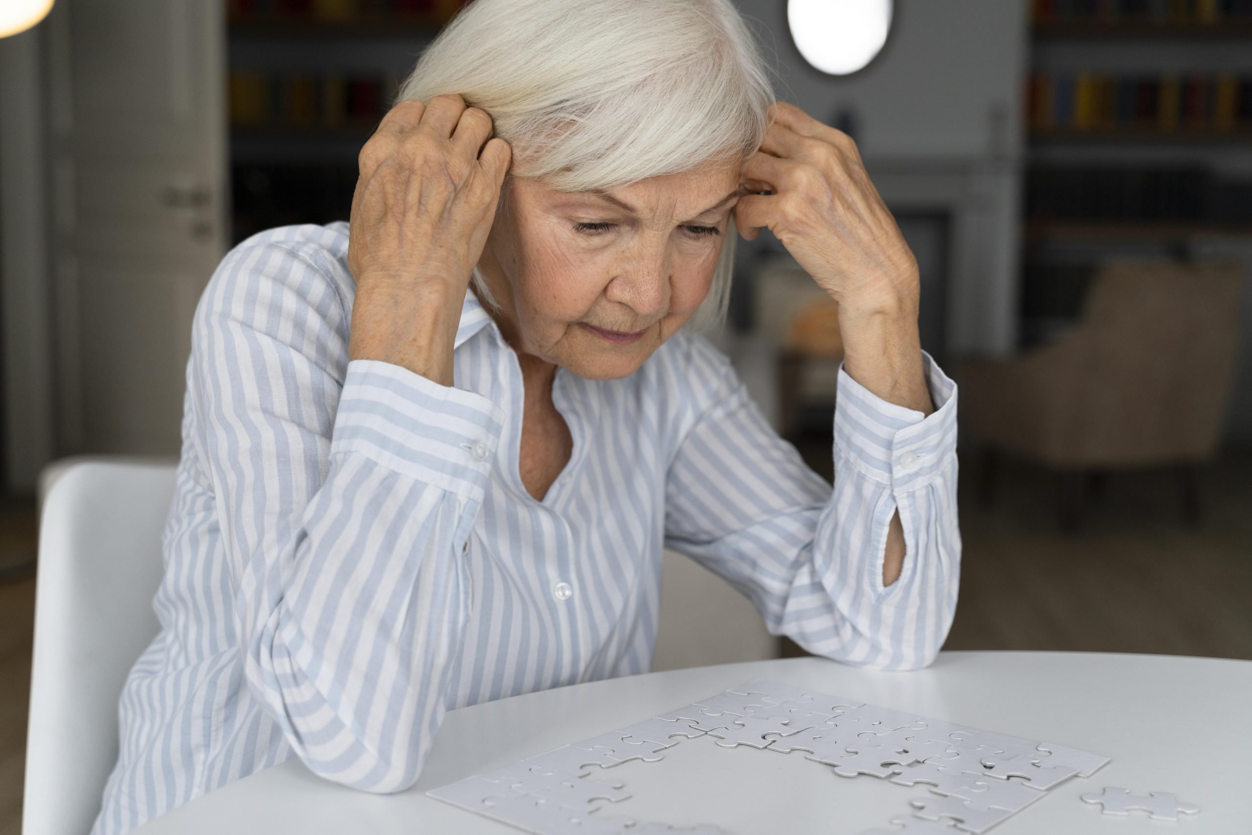 Détection précoce de l'Alzheimer : comprendre les 10 signes révélateurs chez les individus de moins de 65 ans