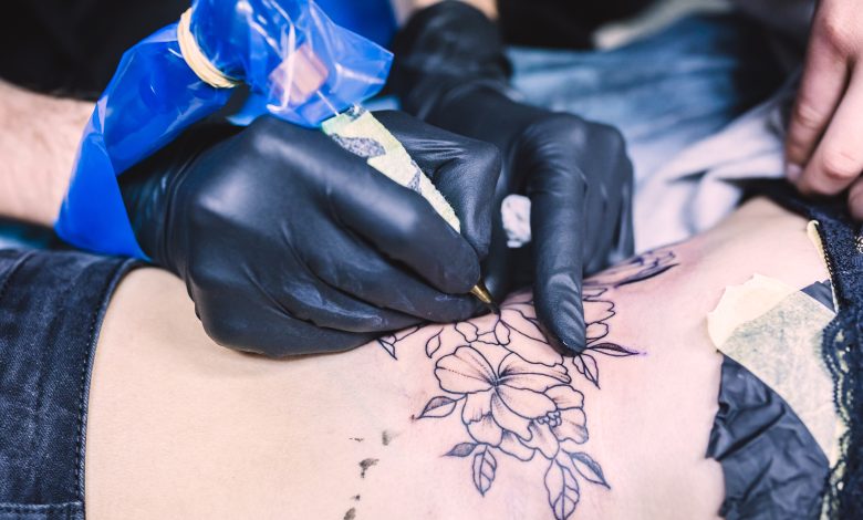 Univers des Tatouages : Explorer l'Art Corporel et les Risques d'Allergies à l'Encre