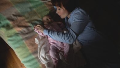 Découvrez des méthodes simples et efficaces pour apaiser les pleurs nocturnes de votre bébé.