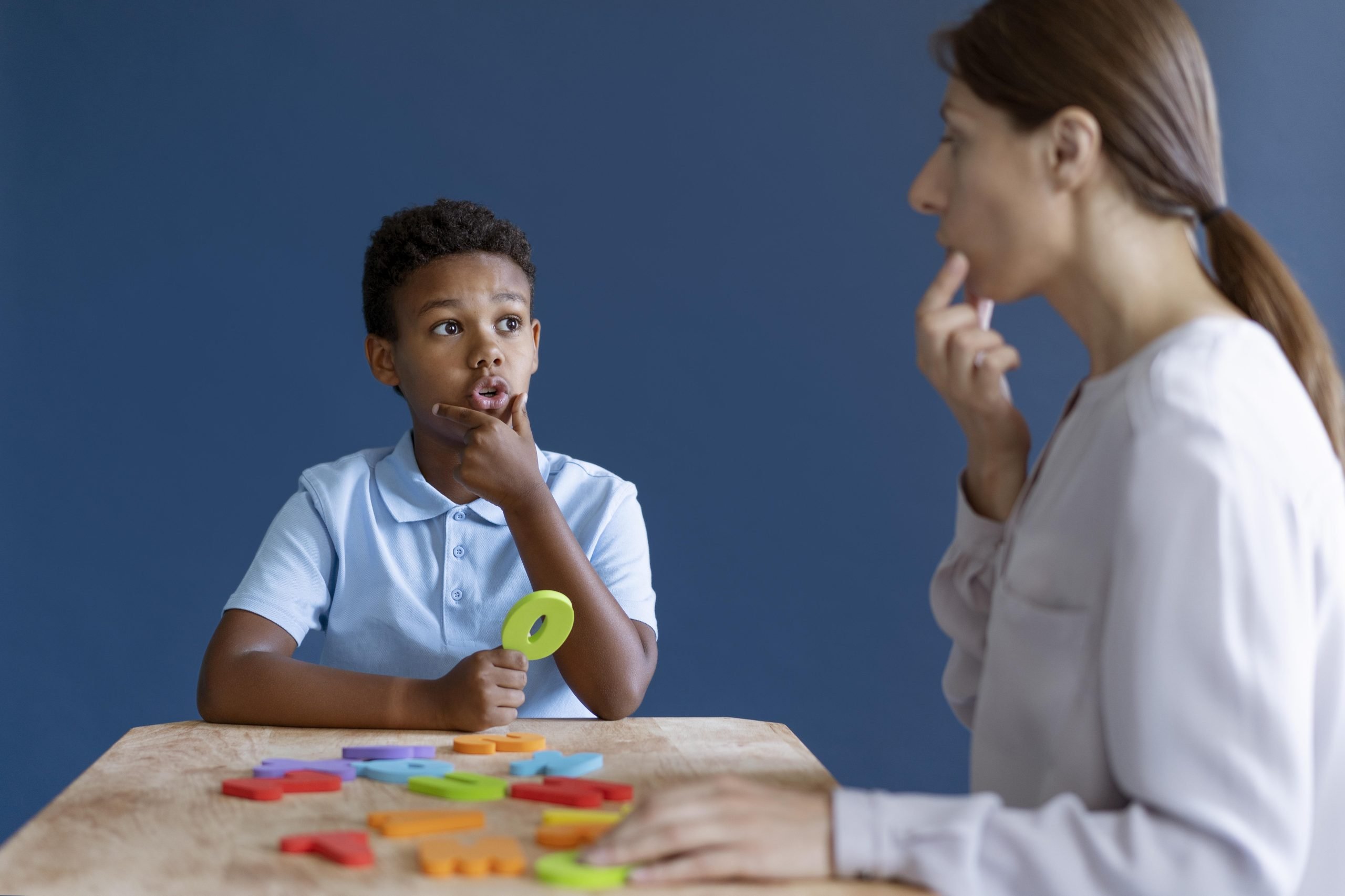 Comprendre les signaux émotionnels de vos enfants pour favoriser leur épanouissement et bien-être mental.