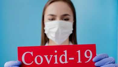 Étude britannique révèle que la Covid-19 peut causer des problèmes de vision temporaires.