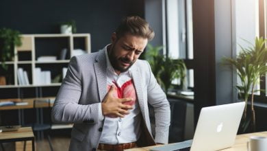 Plongez dans l'histoire, les symptômes et les espoirs entourant le Syndrome Respiratoire Aigu Sévère.