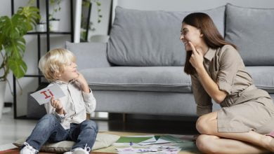 Plongez dans l'univers secret de la communication non verbale avec votre bébé curieux !