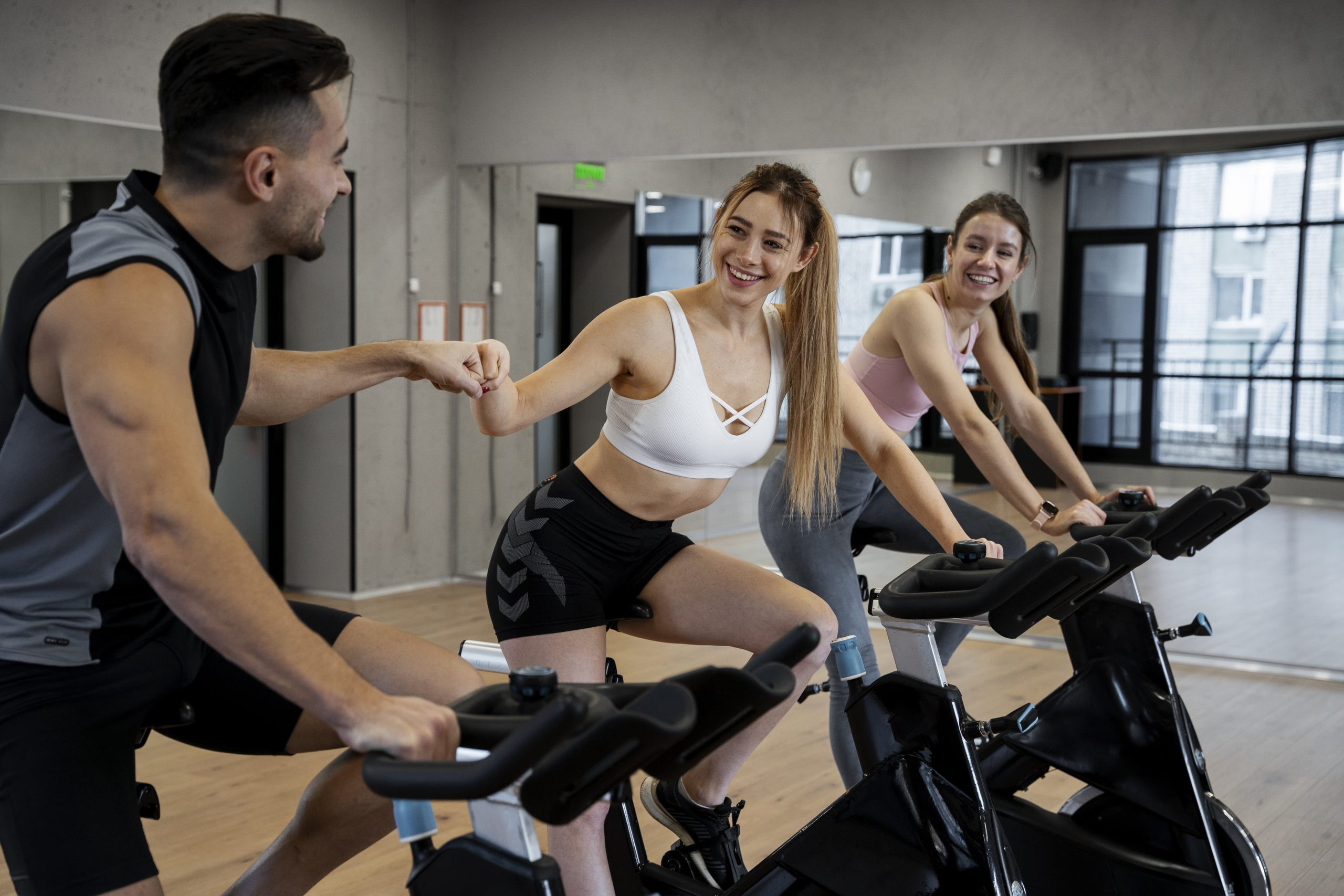 À la Croisée de l'Élégance et du Fitness : Le Vélo Elliptique Réinventé en Style.