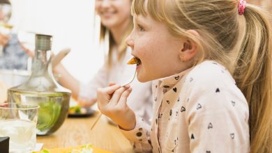 Découvrez des astuces simples et créatives pour rendre les repas des tout-petits plus harmonieux.