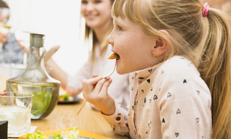 Découvrez des astuces simples et créatives pour rendre les repas des tout-petits plus harmonieux.