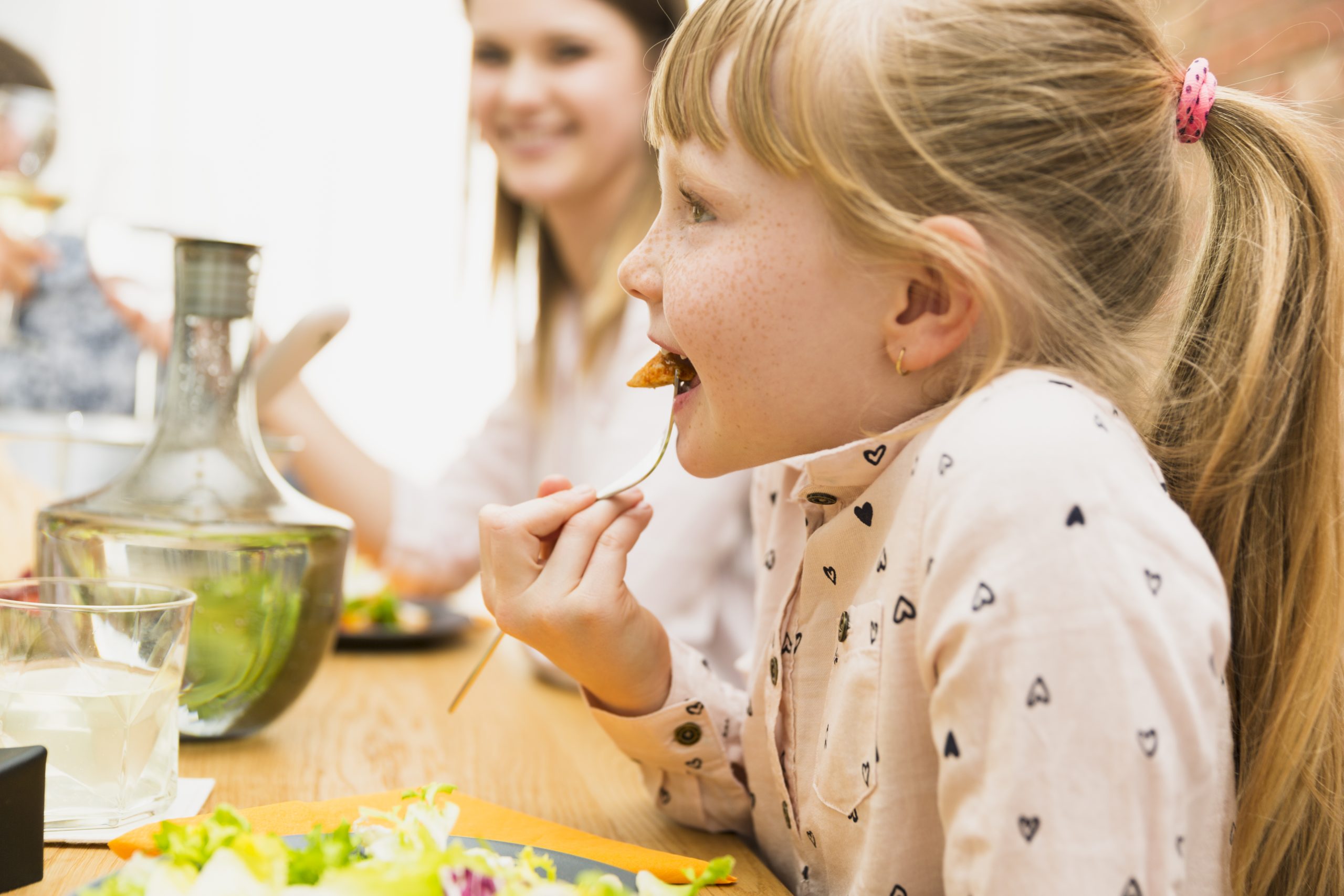 Découvrez des astuces simples et créatives pour rendre les repas des tout-petits plus harmonieux.