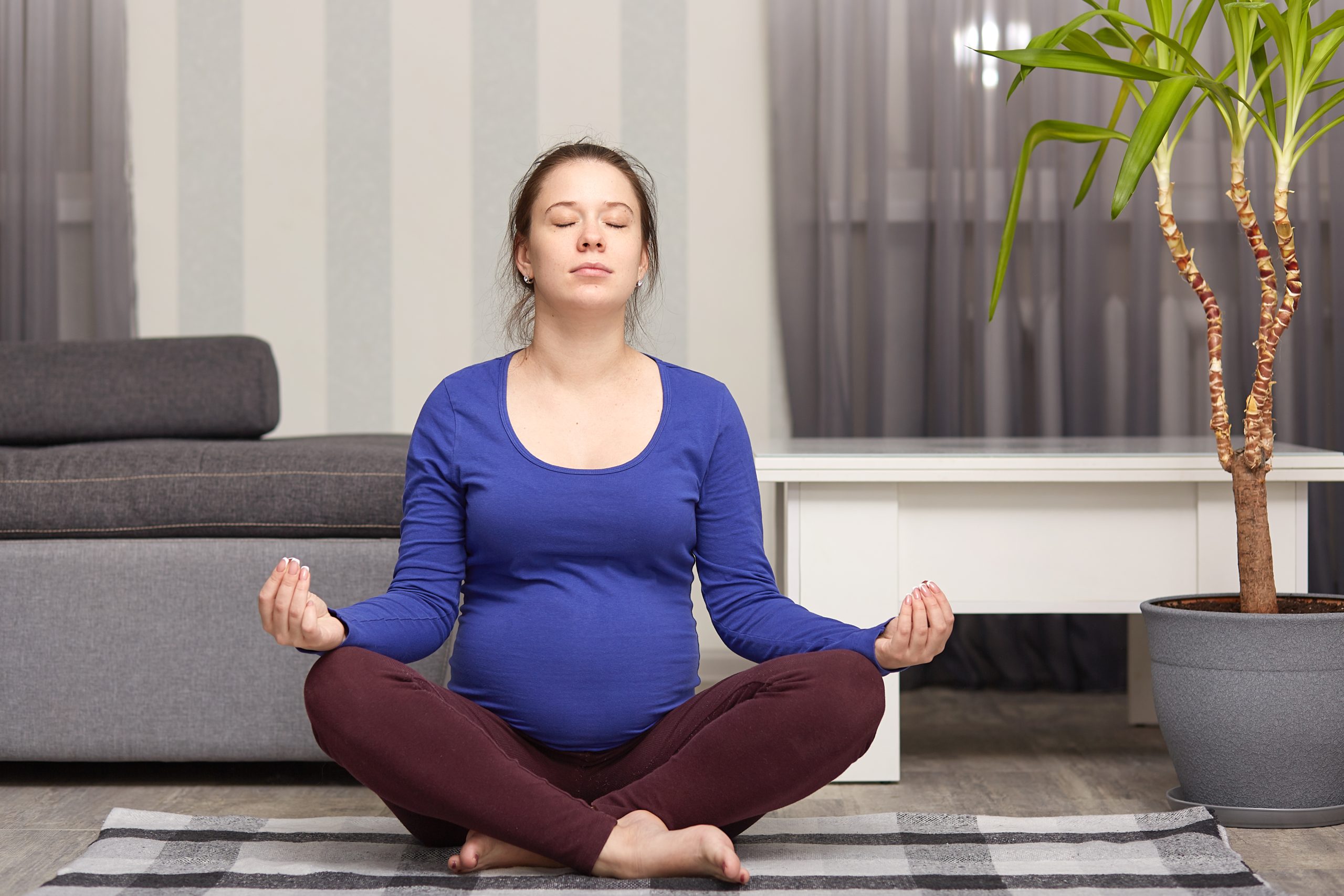 Des Postures de Yoga Adaptées à ta Grossesse pour Apaiser les Maux et te Relaxer !