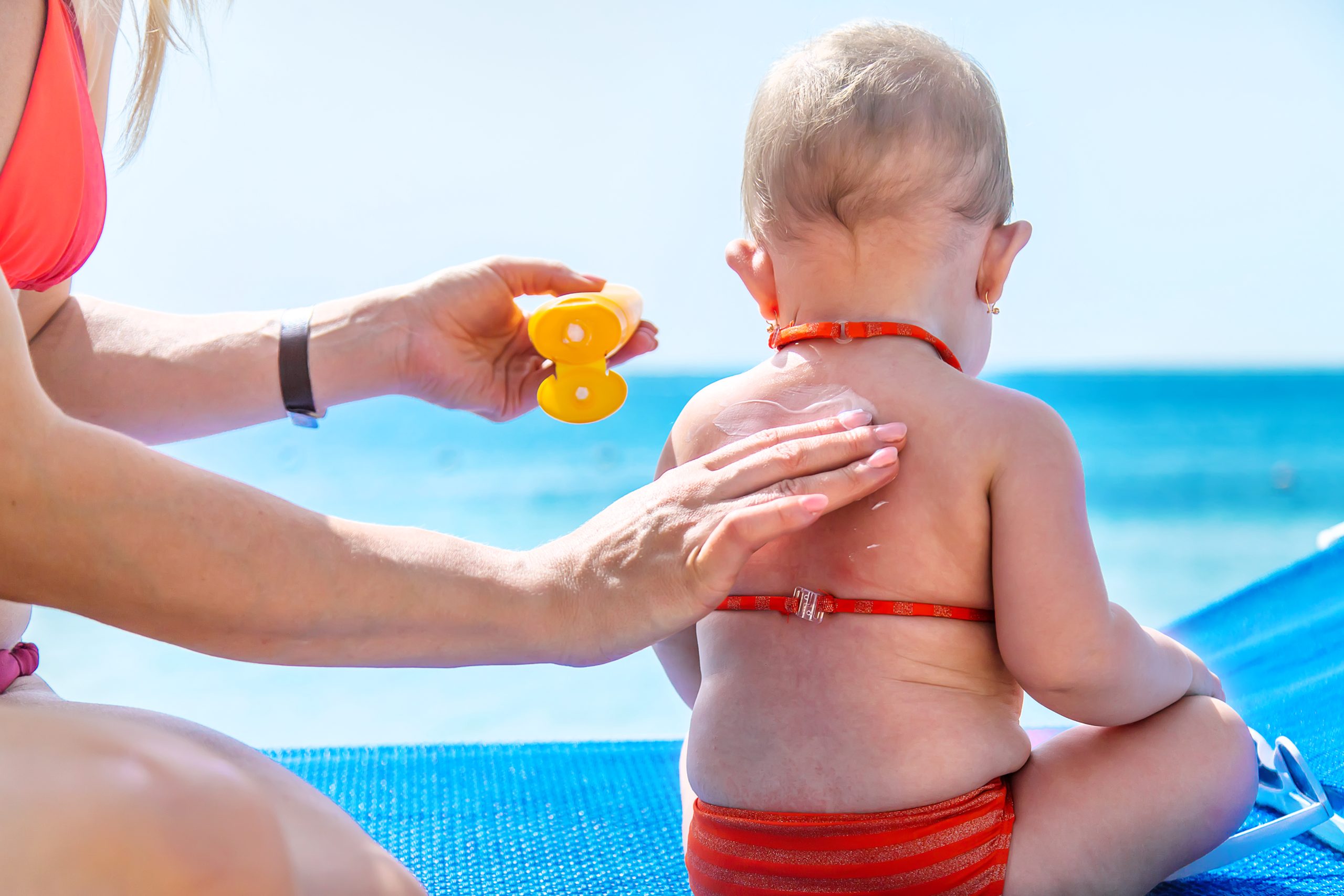 Conseils pour hydrater bébé en été : Restez cool et prévenant !