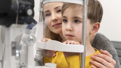 Découvrez comment reconnaître, traiter et prévenir la myopie chez les enfants pour garder leurs yeux sains.