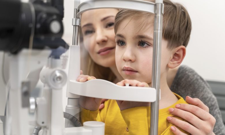 Découvrez comment reconnaître, traiter et prévenir la myopie chez les enfants pour garder leurs yeux sains.