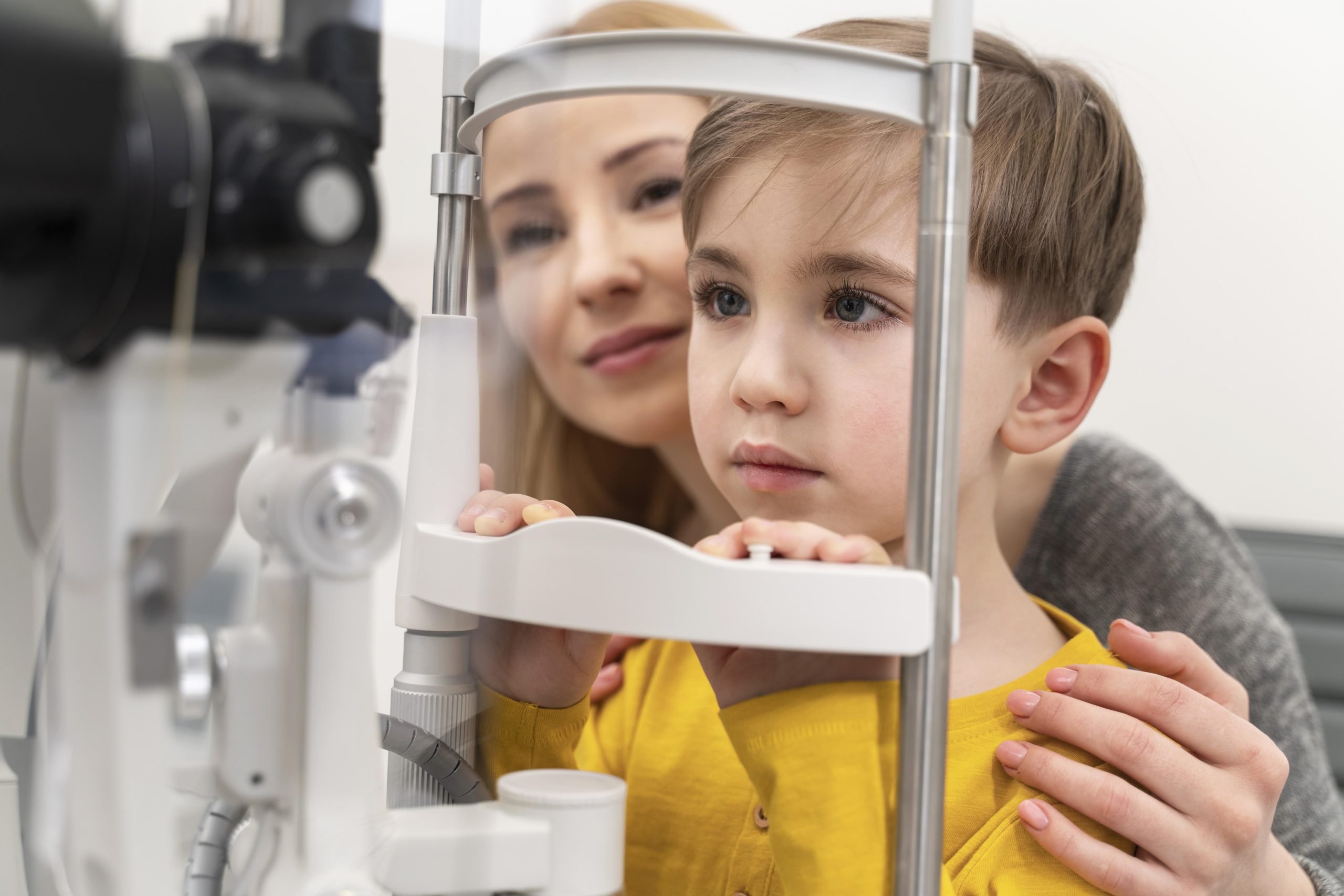 Découvrez comment reconnaître, traiter et prévenir la myopie chez les enfants pour garder leurs yeux sains.