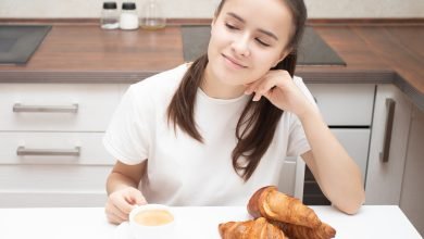 Déguster un Croissant en Régime : Plaisir, Énergie et Saveur pour une Approche Équilibrée du Bien-Être Matinal.