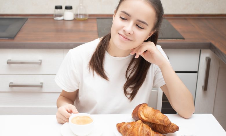 Déguster un Croissant en Régime : Plaisir, Énergie et Saveur pour une Approche Équilibrée du Bien-Être Matinal.