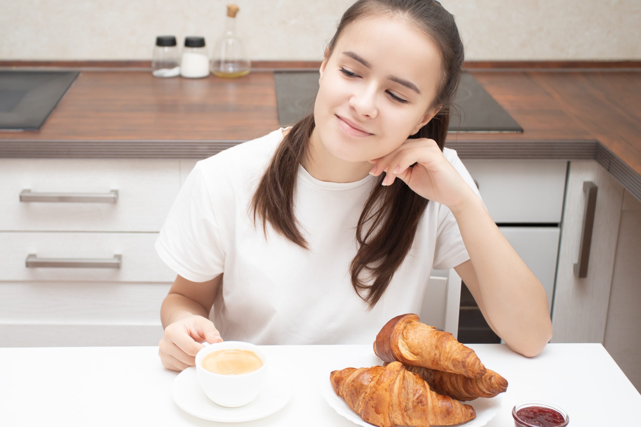 Déguster un Croissant en Régime : Plaisir, Énergie et Saveur pour une Approche Équilibrée du Bien-Être Matinal.