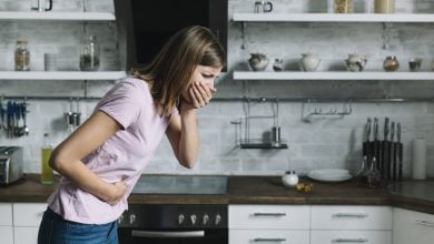 Décoder le Vomissement de Bile : Quand le Corps Parle et la Beauté Écoute