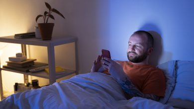 Explorer les effets de la lumière bleue sur la santé, le sommeil, et comment la combattre.