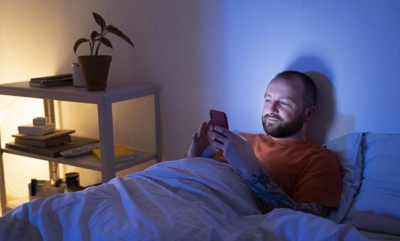 Explorer les effets de la lumière bleue sur la santé, le sommeil, et comment la combattre.