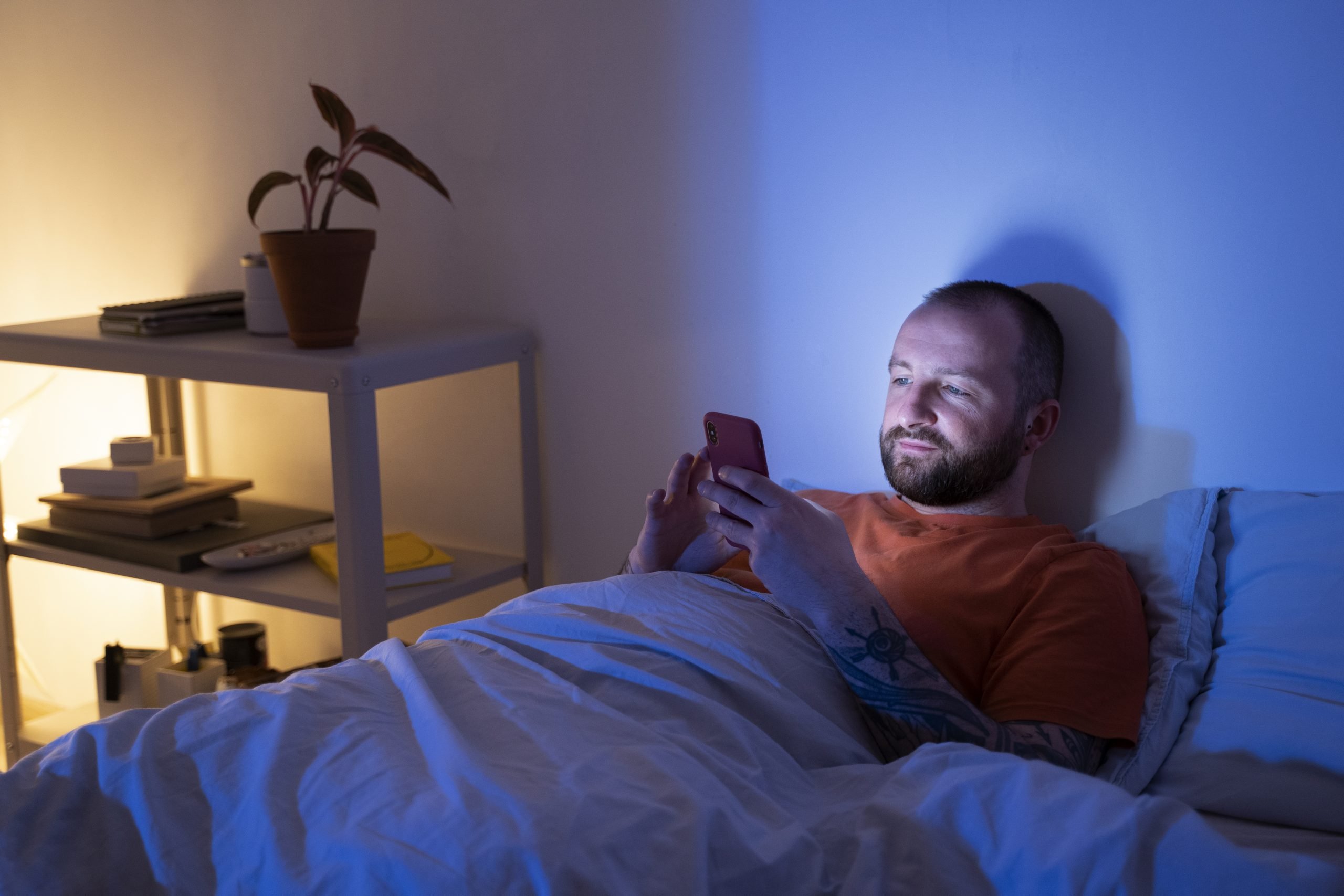 Explorer les effets de la lumière bleue sur la santé, le sommeil, et comment la combattre.