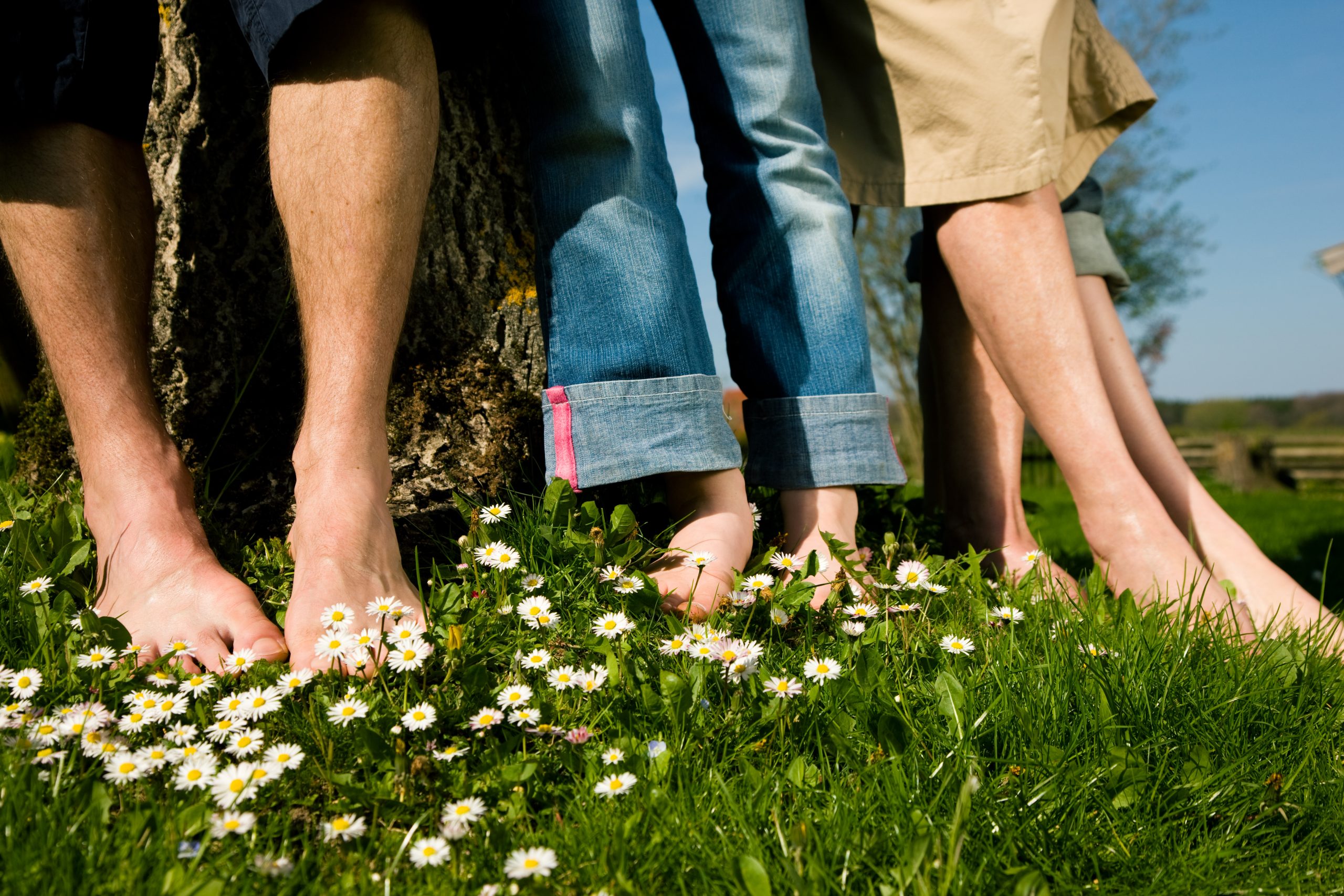 Marcher pieds nus : une redécouverte bienfaisante pour votre santé et votre bien-être. Lâchez vos chaussures et explorez la liberté sensorielle !