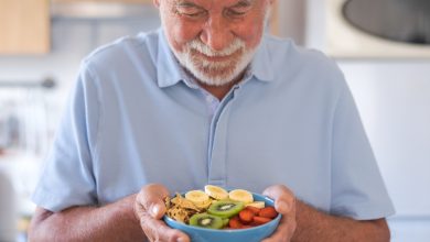 Des Aliments Simples pour Combattre un Problème Silencieux : Vaincre la Constipation dans la Maladie d'Alzheimer.