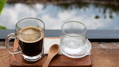 Découvrez pourquoi l'eau servie avec le café est plus qu'une simple coutume - un geste de santé, d'appréciation et de culture.