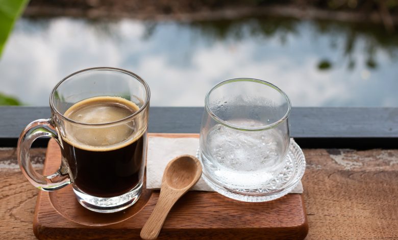 Découvrez pourquoi l'eau servie avec le café est plus qu'une simple coutume - un geste de santé, d'appréciation et de culture.