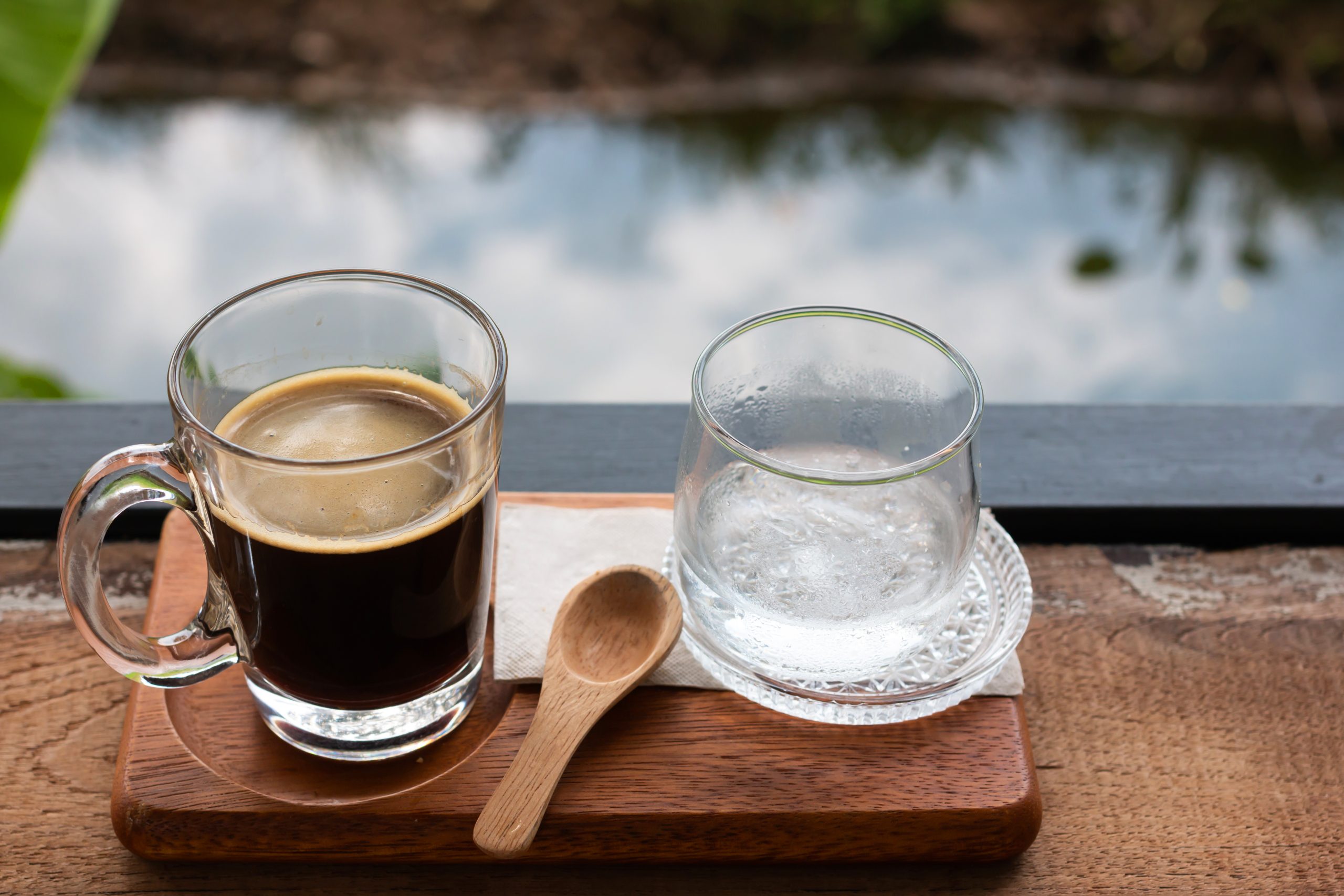 Découvrez pourquoi l'eau servie avec le café est plus qu'une simple coutume - un geste de santé, d'appréciation et de culture.