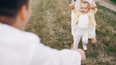 Des Astuces Charmantes pour Guider Votre Bébé lors de Ses Premiers Pas Trottinants !