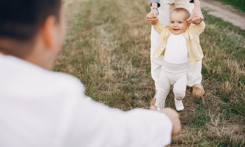 Des Astuces Charmantes pour Guider Votre Bébé lors de Ses Premiers Pas Trottinants !