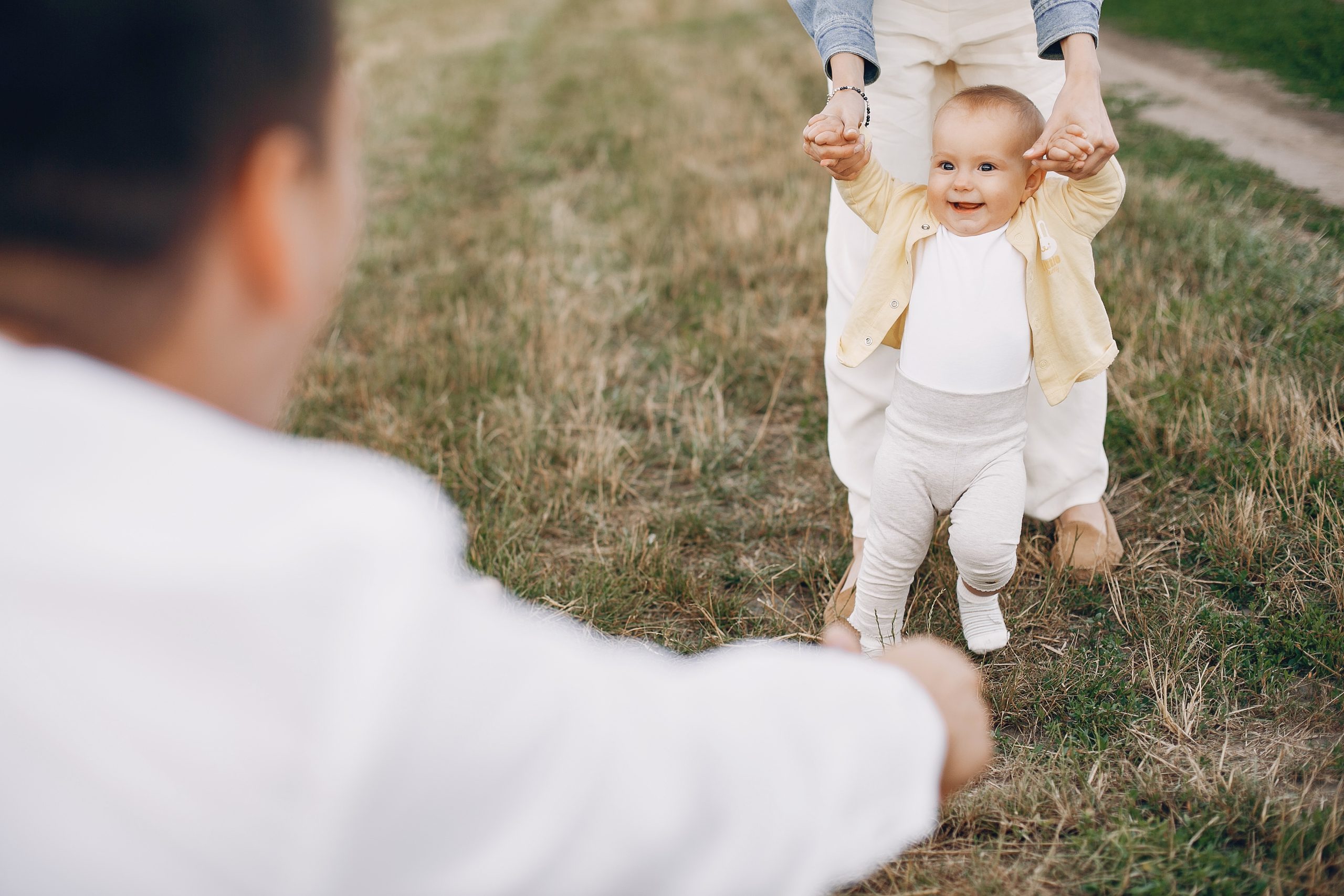 Des Astuces Charmantes pour Guider Votre Bébé lors de Ses Premiers Pas Trottinants !