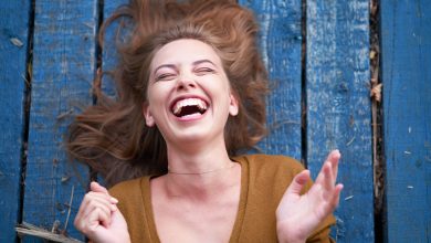 Autodérision : L'art de rire de soi avec tendresse et détente. Apprenez à briser la glace, créer des liens, et détendez-vous pour une vie plus légère