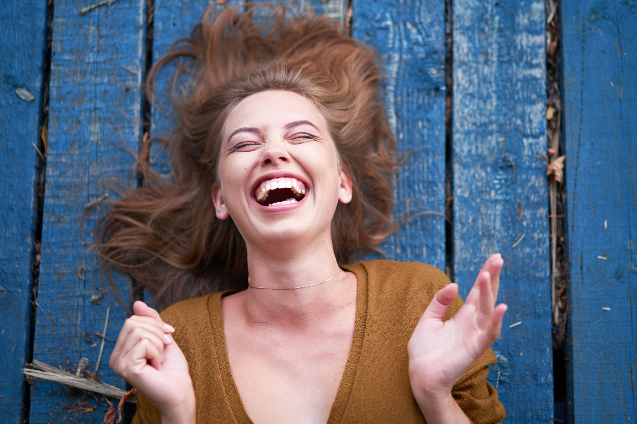 Autodérision : L'art de rire de soi avec tendresse et détente. Apprenez à briser la glace, créer des liens, et détendez-vous pour une vie plus légère