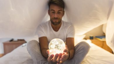 Découvrez les Profondeurs Spirituelles de la Transpiration Nocturne : Messages Cachés, Rêves Révélés et Plus Encore.