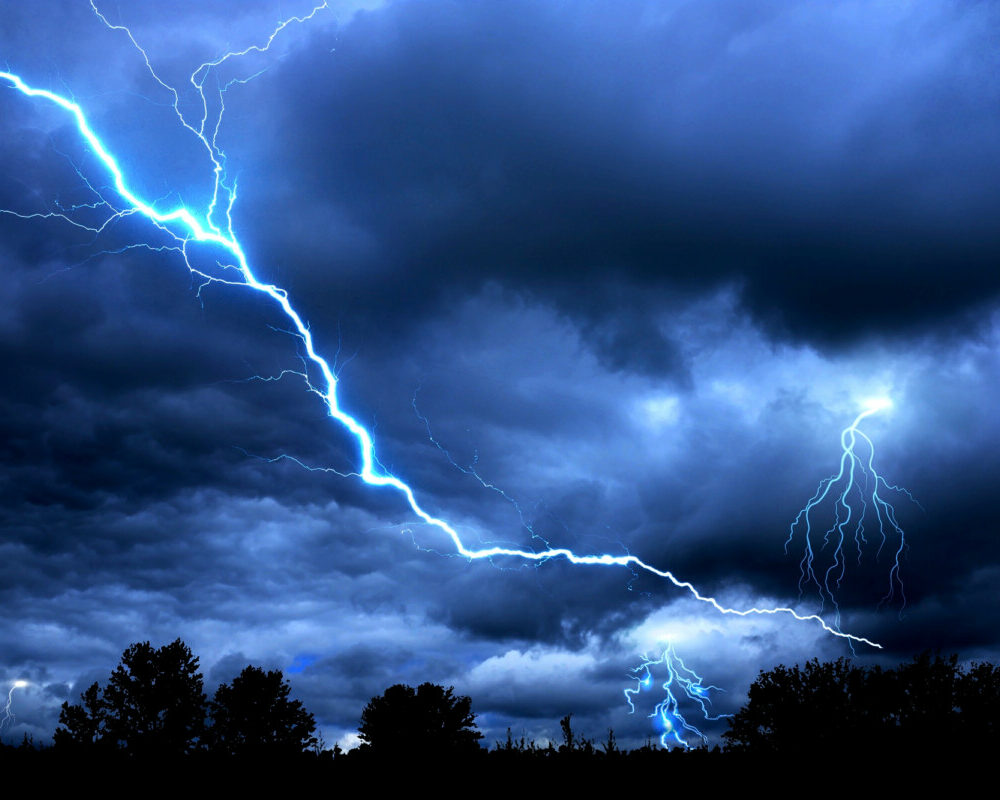 Comprendre l'asthme d'orage symptômes, facteurs de risque et précautions pour les allergiques au pollen.