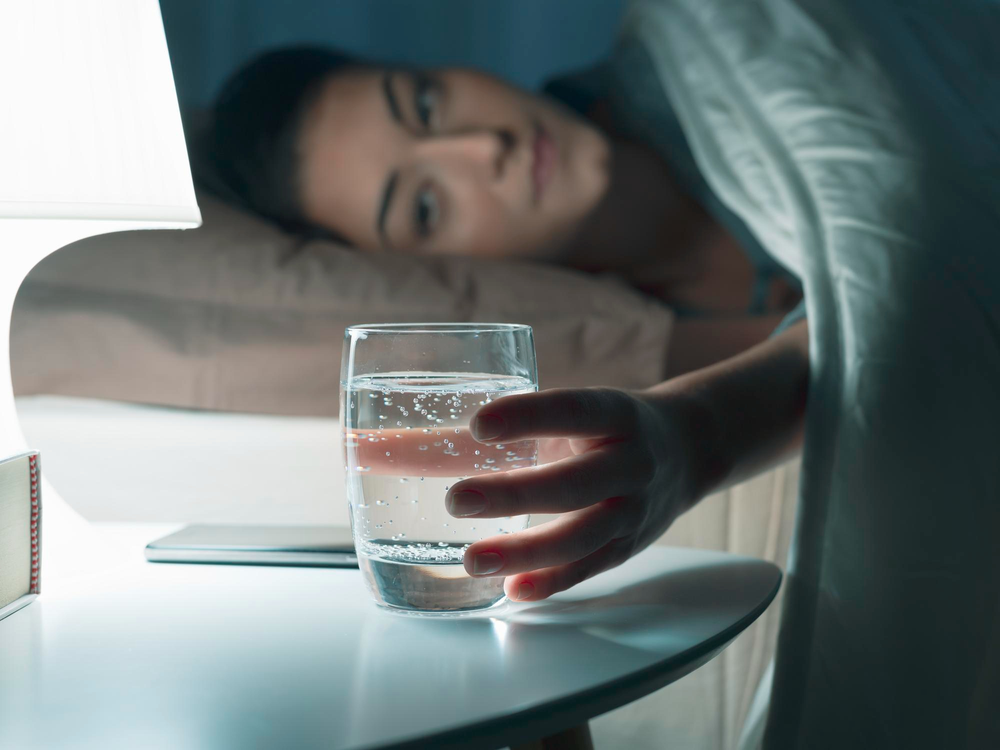 Hydratation nocturne Découvrez les avantages et inconvénients de boire de l'eau avant de dormir.