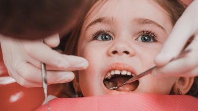 Découvrez à quel Âge poussent les dents de sagesse et leurs signes avant-coureurs