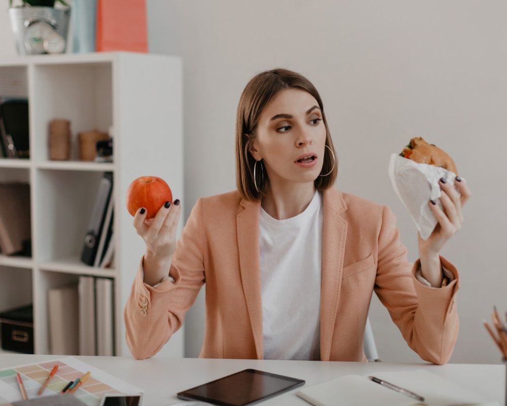 Conseils essentiels pour savourer la malbouffe sans prendre de poids tout en restant en forme et en santé.