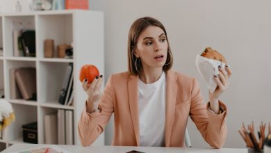 Conseils essentiels pour savourer la malbouffe sans prendre de poids tout en restant en forme et en santé.