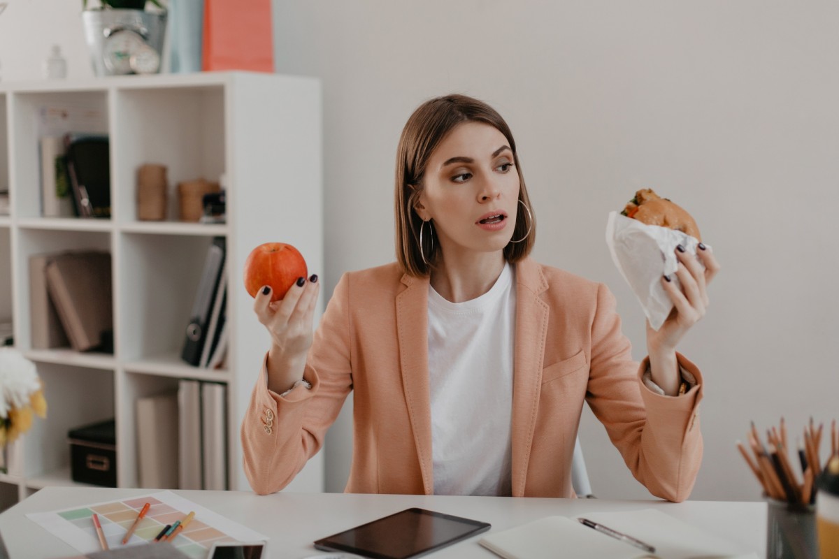 Conseils essentiels pour savourer la malbouffe sans prendre de poids tout en restant en forme et en santé.