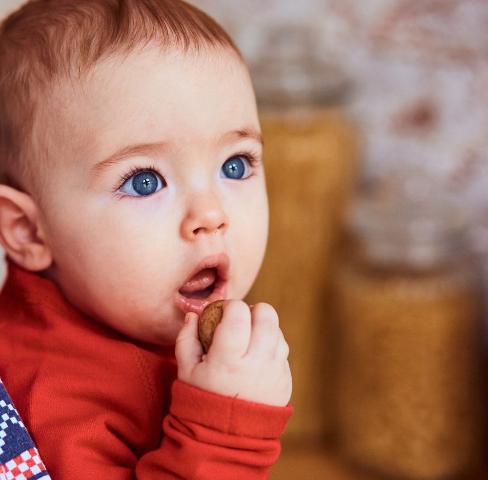 Comprendre pourquoi les yeux d'un bébé changent de couleur après un traitement antiviral"