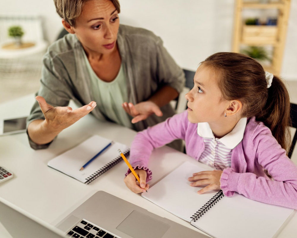 Sécurité des enfants avec les assistants vocaux risques et précautions à prendre