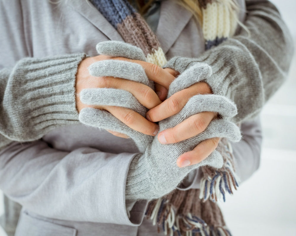 Protégez vos mains du froid hivernal avec nos astuces simples et efficaces.