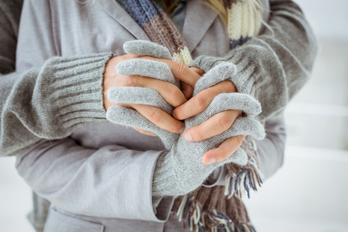 Protégez vos mains du froid hivernal avec nos astuces simples et efficaces.