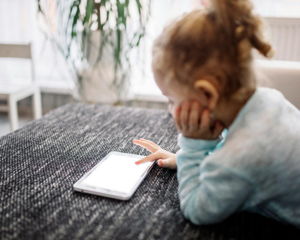 Écrans et enfants de 2 à 5 ans les risques et solutions à connaître