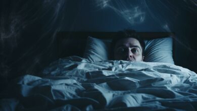 Le sommeil perturbé influence-t-il la croyance aux fantômes ? Découvrez cette étonnante corrélation.