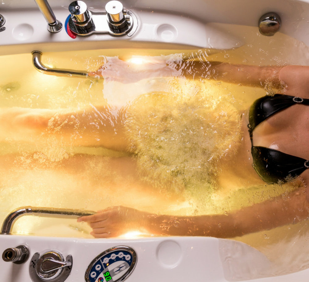 Découvrez la vérité sur les bactéries la sueur et l'urine dans votre jacuzzi astuces d'entretien incluses