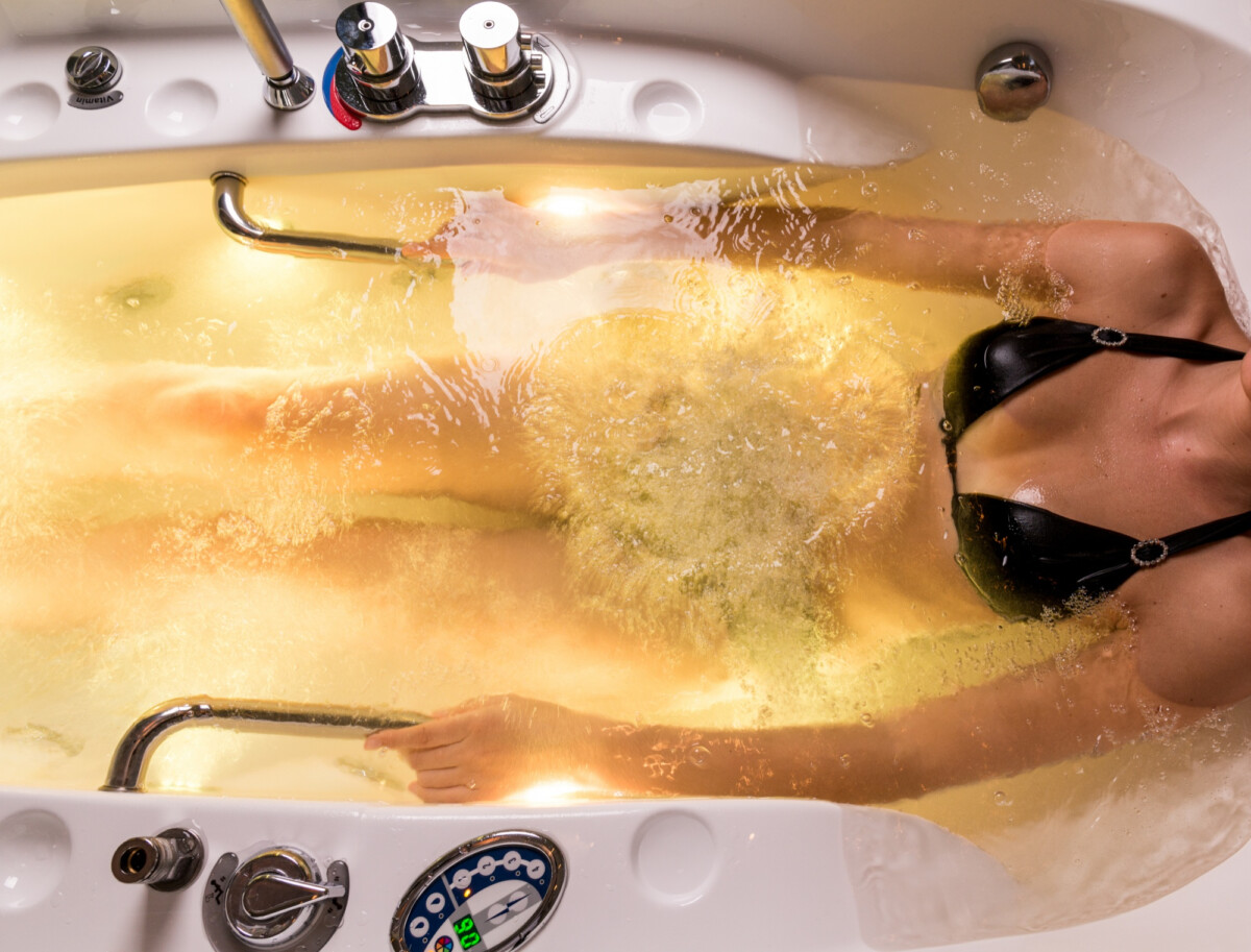 Découvrez la vérité sur les bactéries la sueur et l'urine dans votre jacuzzi astuces d'entretien incluses