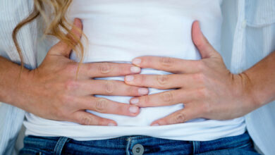 Sucs digestifs amis ou ennemis ? Découvrez leur rôle crucial dans la digestion.